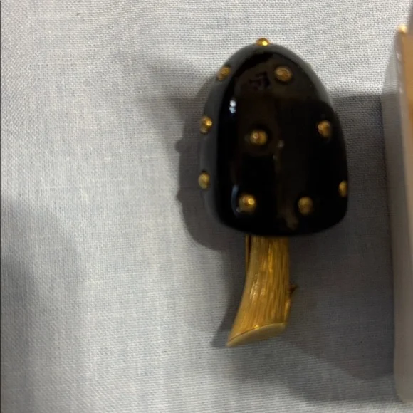 Vtg Black enamel and Goldtone Trifari Mushroom Brooch - Picture 2 of 3